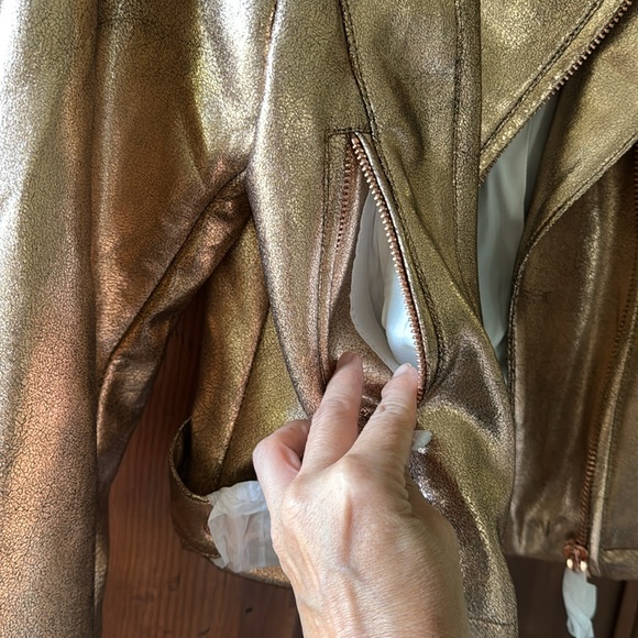 NWT ANTHROPOLOGIE ROSE GOLD METALLIC FAUX LEATHER SCUBA MOTO JACKET. SIZE MP. - Picture 13 of 17